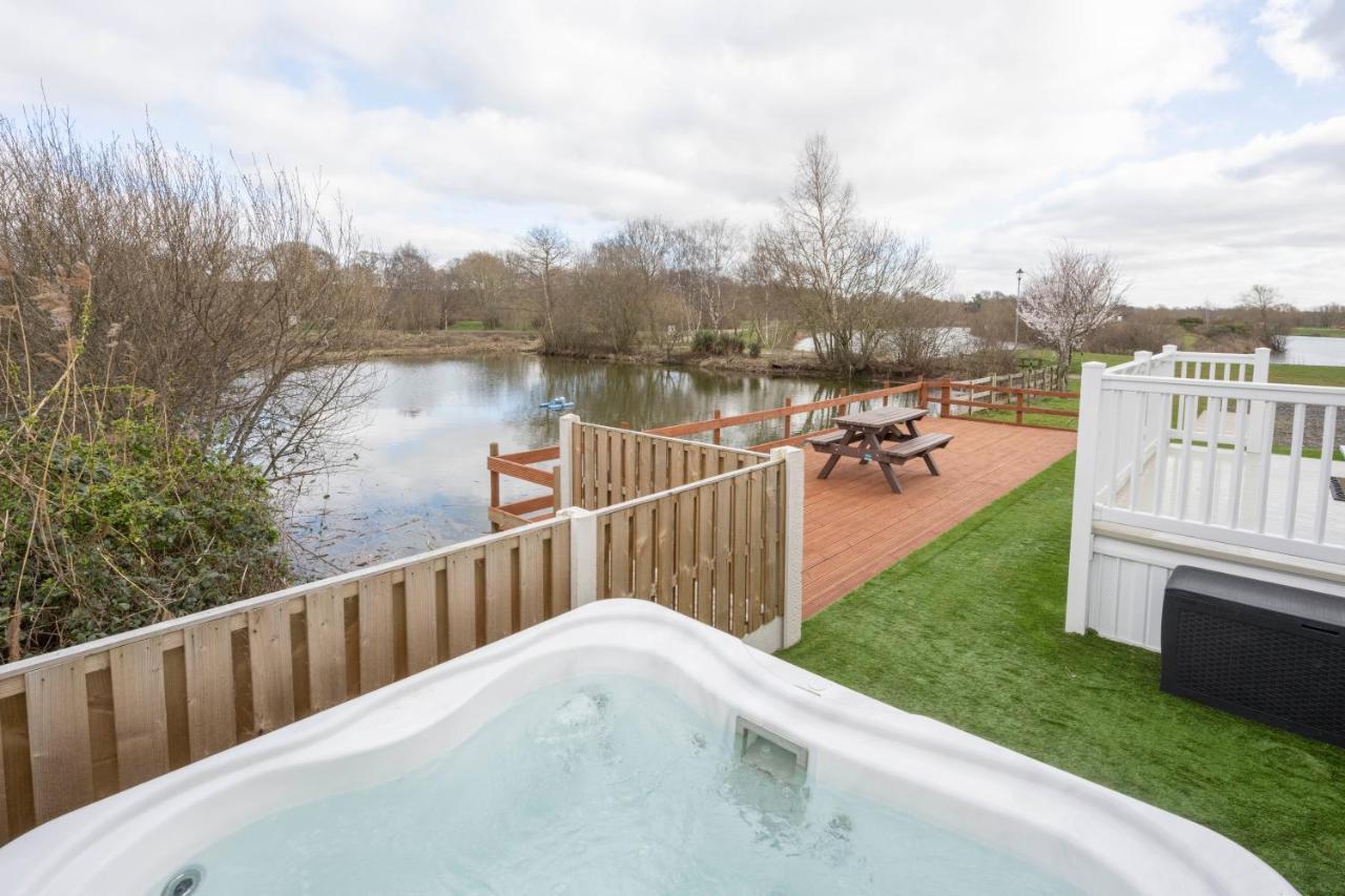 Hallcroft Fishery And Holiday Park レットフォード エクステリア 写真